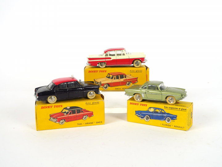 Lot de 3 miniatures Dinky Toys au 1/43e dont : - Taxi 'Ariane' Simca, 