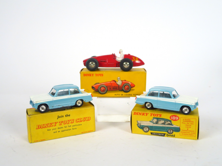 Lot de 3 miniatures Dinky Toys au 1/43e dont :  - Triumph Herald blanc