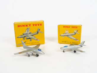 Vente aux enchères Lot de 2 avions Dinky Toys :  - 60 B Vautour S.N.CA.SO, bon état, boit