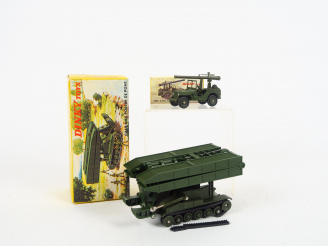 Vente aux enchères Lot de 2 véhicules Dinky Toys :  - Char AMX poseur de pont 883, boite 