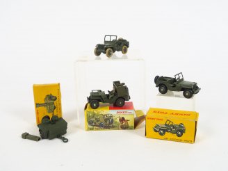 Vente aux enchères Lot de 4 Dinky Toys :  - Cuisine roulante, bel état, boite d'origine, 