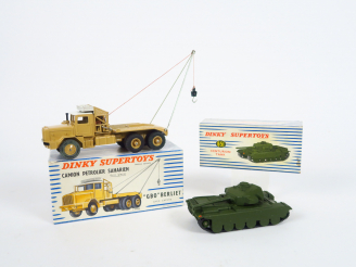 Vente aux enchères Lot de 2 Dinky Toys :  - Camion pétrolier saharien ref. 888, très bel 