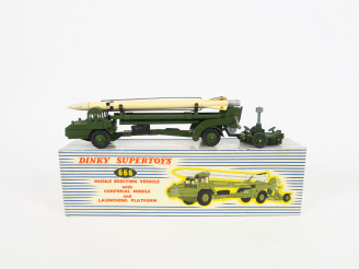 Vente aux enchères Dinky Supertoys : Missile erecting vehicle ref. 666 with corporav miss
