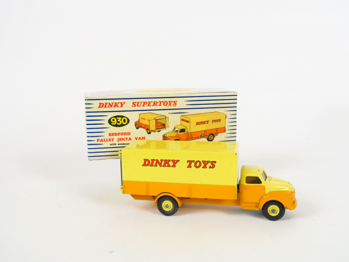 Dinky Toys : Bedford Pallet Jekta van ref. 930 jaune et orange, avec s