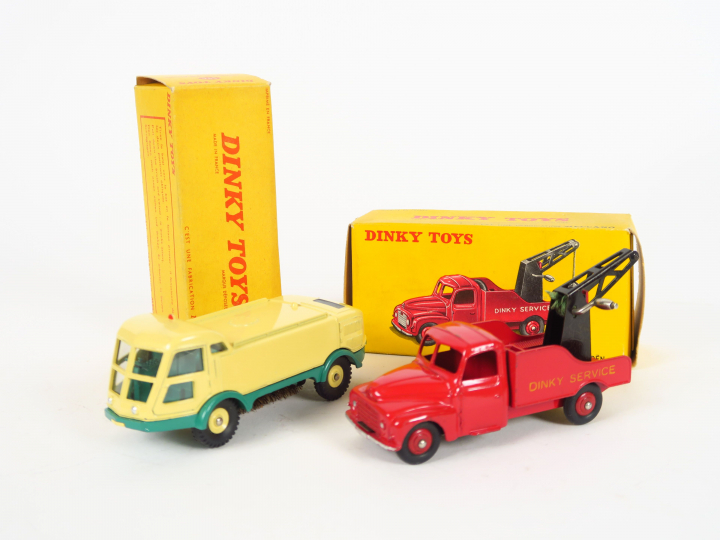 Lot de 2 Dinky Toys :  - Diny service ref. 582/35A carrosserie (manque