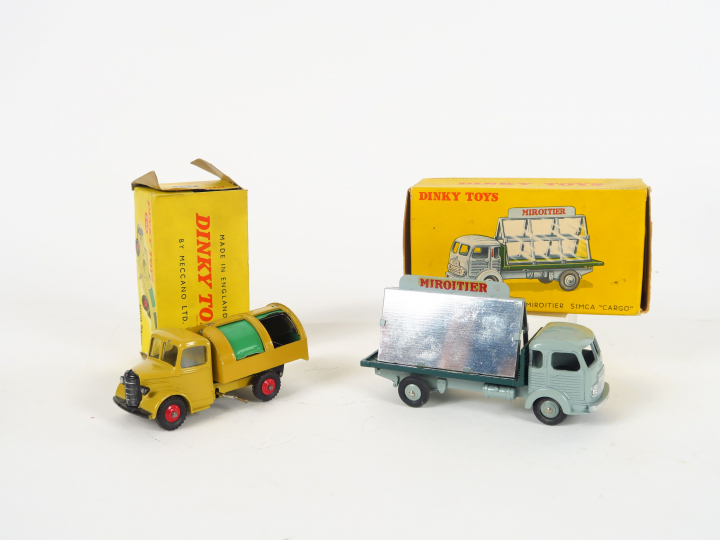 Lot de 2 Dinky Toys :  - Miroitier Simca cargo avec glace et miroir re