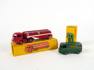 Vente aux enchères Lot de 2 Dinky Toys :  - Fourgon postal D3A ref. 25BV, bel état, boite