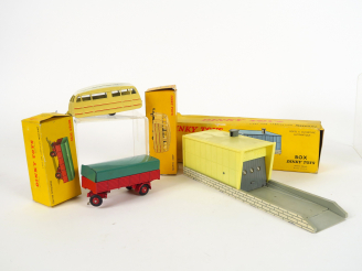 Vente aux enchères Lot de 3 Dinky Toys :  - Caravane ref. 811, bel état, boite bel état d