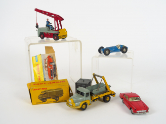 Vente aux enchères Lot de 3 miniatures Dinky Toys et état d'usage et pour pièces dont mul