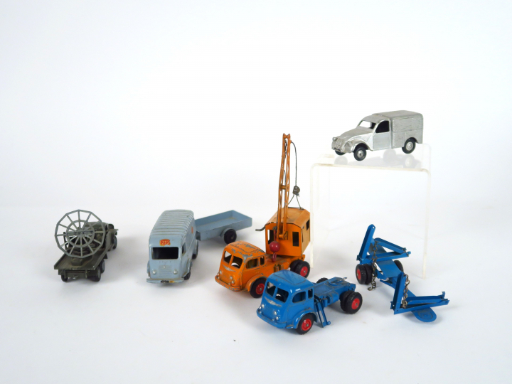 Lot de 4 miniatures au 1/43e en état d'usage ou pour pièces :  - JRD 2