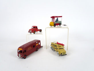Vente aux enchères Lot de 4 camions et utilitaires Dinky Toys et Solido en mauvais état :