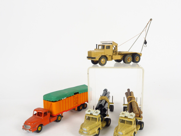 Lot de 4 miniatures Dinky Toys 1/43e Supertoys en état d'usage :  - Tr