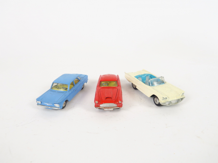 Lot de 3 miniatures au 1/43e de marque Corgi toys, sales mais en bois 