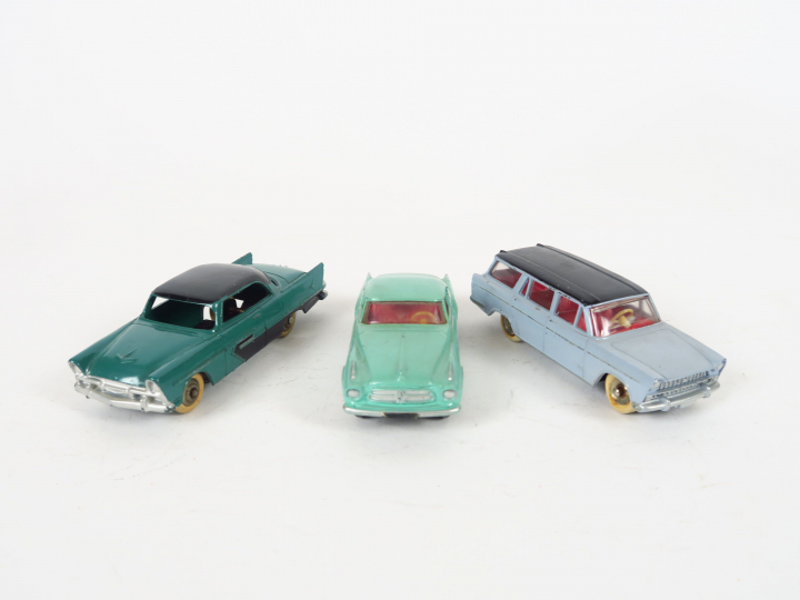 Lot de 3 miniatures Dinky Toys 1/43e, bel état d'usage dont : - Isabel