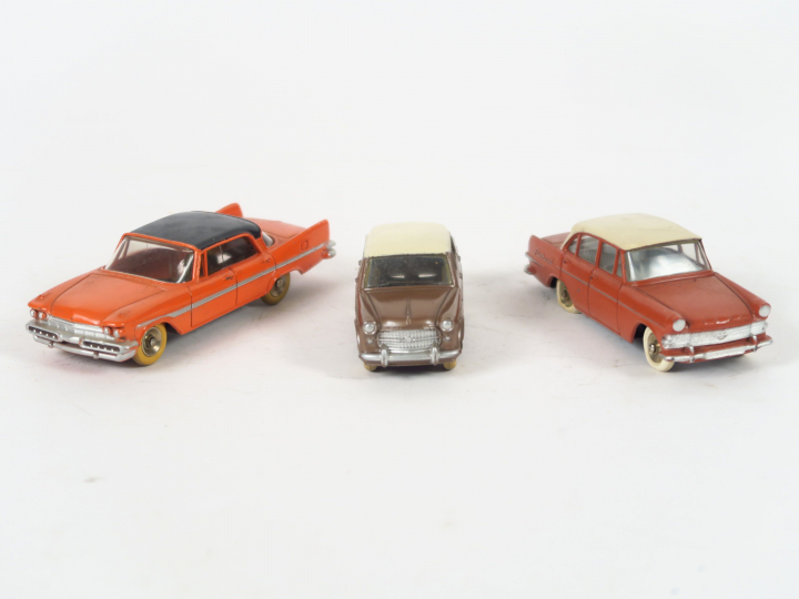 Lot de 3 miniatures Dinky Toys 1/43e bel état d'usage : - Fiat 1200 gr