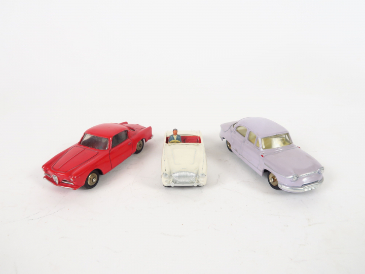 Lot de 3 miniatures Dinky Toys 1/43e bel état d'usage : - Coupé Alfa R