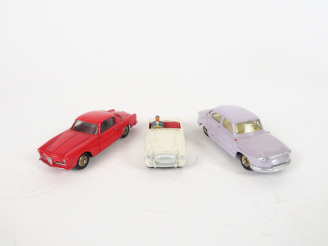 Vente aux enchères Lot de 3 miniatures Dinky Toys 1/43e bel état d'usage : - Coupé Alfa R