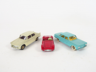 Vente aux enchères Lot de 3 miniatures Dinky Toys 1/43e bel état d'usage : - Maserati 22A