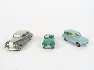 Vente aux enchères Lot de 3 miniatures Dinky Toys 1/43e bel état d'usage : - Rolls royce 