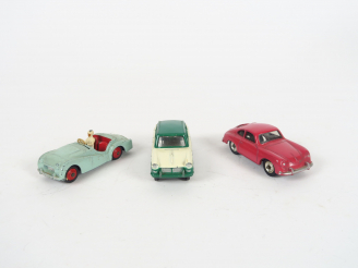 Vente aux enchères Lot de 3 miniatures Dinky Toys en état moyen et mauvais état