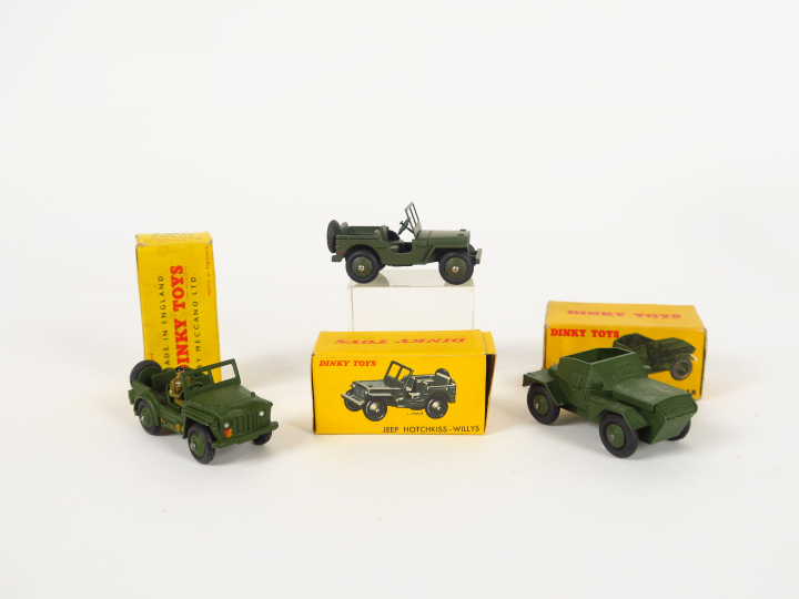 Lot de 3 miniatures Dinky Toys : - Jeep Hotchkiss Willys ref. 80B, trè