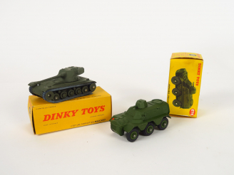 Vente aux enchères Lot de 2 miniatures Dinky Toys :  - Amoured personnel carrier 676, trè