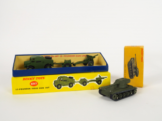 Vente aux enchères Lot de 2 miniatures Dinky Toys :  - Pounder field gun set ref. 697, tr
