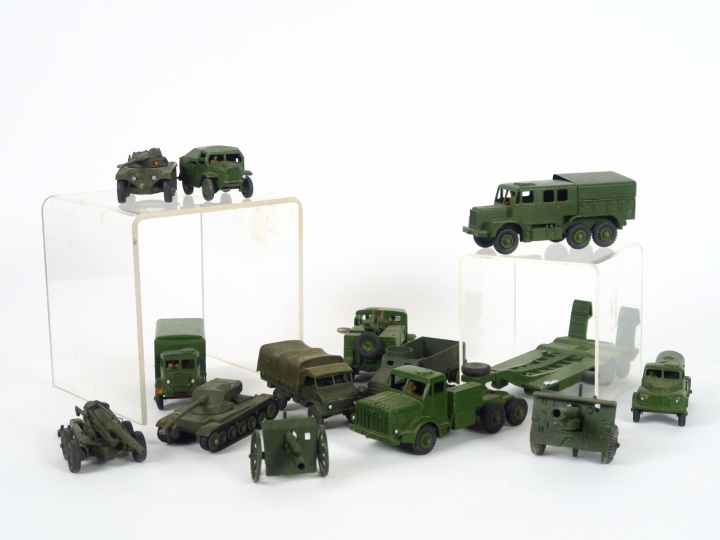 Fort lot de véhicules militaires Dinky Toys et Crescent Toy dont Might
