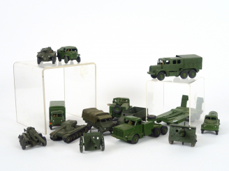 Vente aux enchères Fort lot de véhicules militaires Dinky Toys et Crescent Toy dont Might