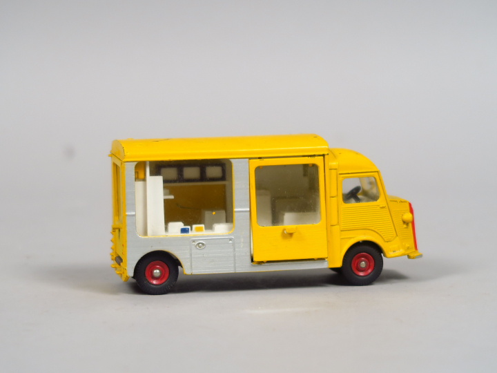 Dinky Toys, camion Philips en état d'usage, manque la galerie