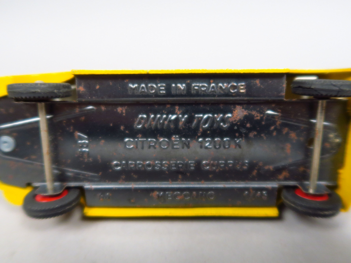 Dinky Toys, camion Philips en état d'usage, manque la galerie