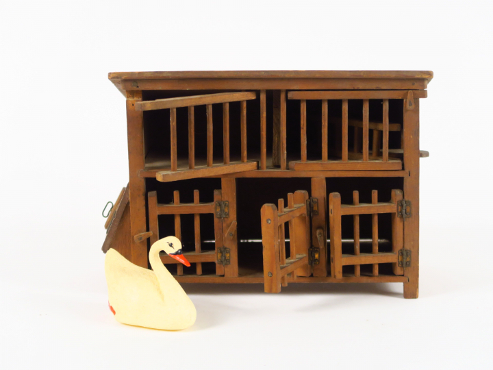 Petit jouet 1900 'le poulaillier'. Dim. 22 x 15 cm avec un cygne en ce
