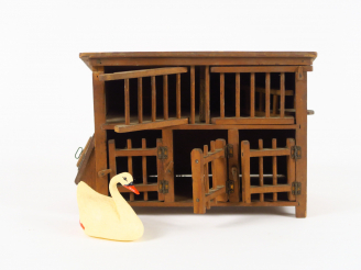 Vente aux enchères Petit jouet 1900 'le poulaillier'. Dim. 22 x 15 cm avec un cygne en ce