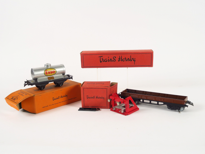 Lot d'accessoires Hornby O, 2 wagons en boite (plat) et ESSO et heurto