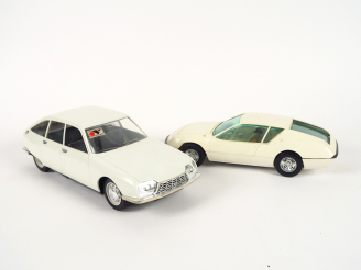 Vente aux enchères Lot de 2 voitures jouet Montblanc : - GS à friction 35 cm, état d'usag