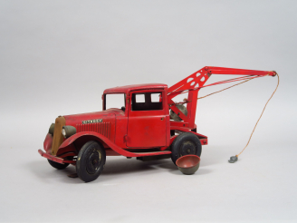 Vente aux enchères JOUET ANDRE CITROEN. Camion grue T23 citroen en état d'usage, éclairan