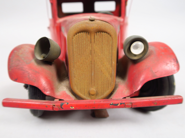 JOUET ANDRE CITROEN. Camion grue T23 citroen en état d'usage, éclairan