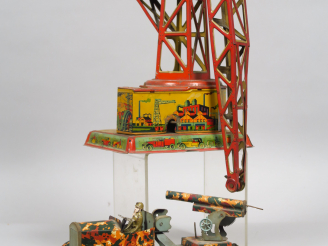 Vente aux enchères 	2 jouets en tôle lithographiée grue et voiture militaire
