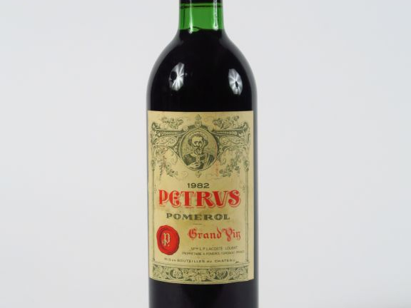 1 BOUTEILLE PETRUS POMEROL - 1982 - BG/E DECOUPEE SUR LA PARTIE BASSE