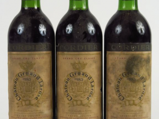 Vente aux enchères 3 BOUTEILLES CHÂTEAU GRUAUD LAROSE GCC ST JULIEN - 1983 - 2 BG/1 LB/1 
