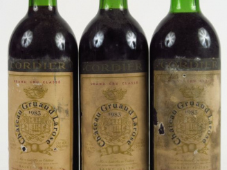 Vente aux enchères 3 BOUTEILLES CHÂTEAU GRUAUD LAROSE GCC ST JULIEN - 1983 - 2 BG+/1 LB/1