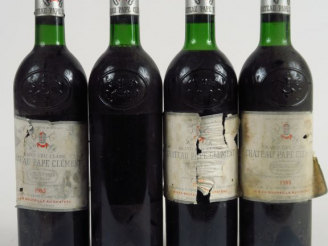 Vente aux enchères 4 BOUTEILLES CHÂTEAU PAPE CLEMENT GCC GRAVES - 1983 - 2 BG/1 LB/1 HEP/