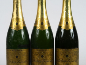 Vente aux enchères 3 BOUTEILLES CHAMPAGNE ADAM GARNOTEL - 1 de 1993/2 de 1996/ 2 COIFFES 