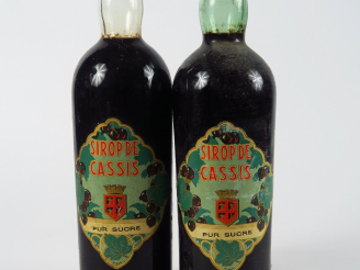 Vente aux enchères 2 VIEILLES BOUTEILLES (1 l) SIROP DE CASSIS