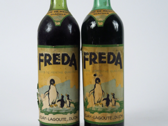 Vente aux enchères 2 VIEILLES BOUTEILLES (1 l) CREME DE MENTHE GLACIALE 'FREDA' LEJAY LAG