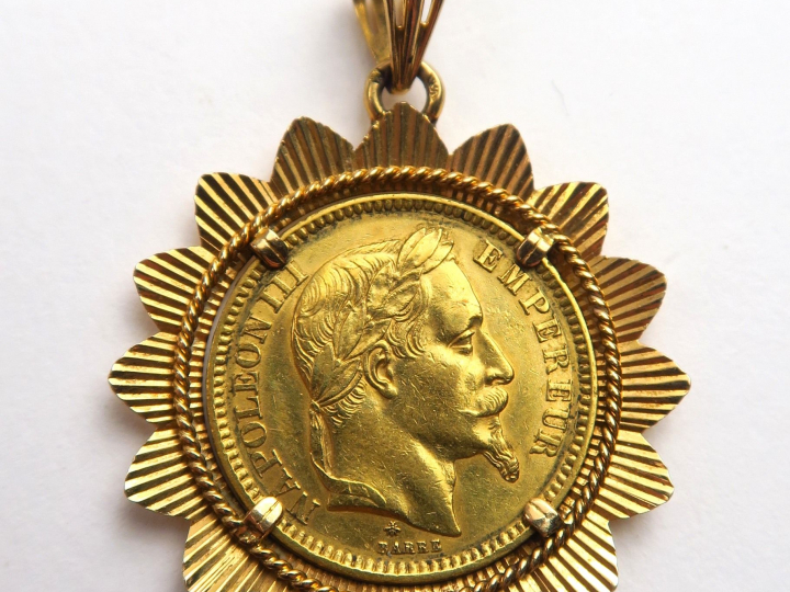 1 pièce de 20 francs or, montée en pendentif. Poids  : 9,70 g