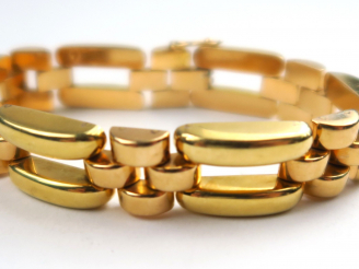 Vente aux enchères  Bracelet tank en or deux tons. Poids  : 38,74 g ac
