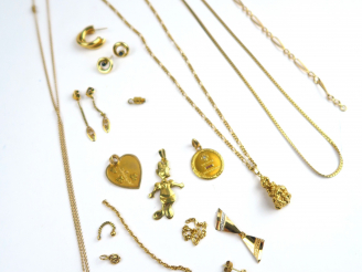 Vente aux enchères Lot d'or comprenant : chaines, breloques, médailles… Poids : 37 g