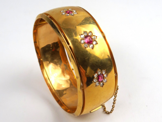 Vente aux enchères Bracelet manchette Napoléon III en or, orné de rubis dans un entourage