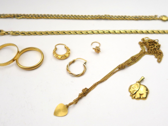 Vente aux enchères Lot d'or comprenant deux bracelets, une chaine et son pendentif en for